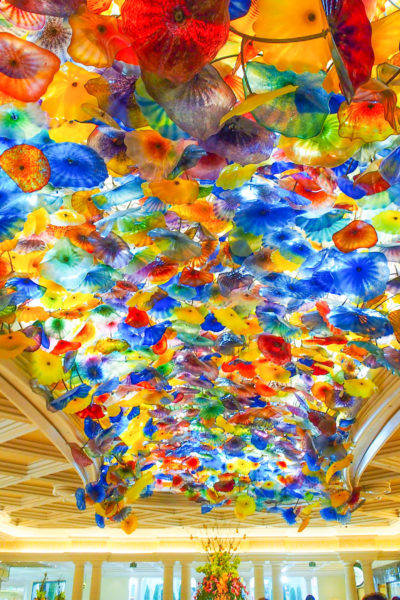 ガラスの花でできた天井