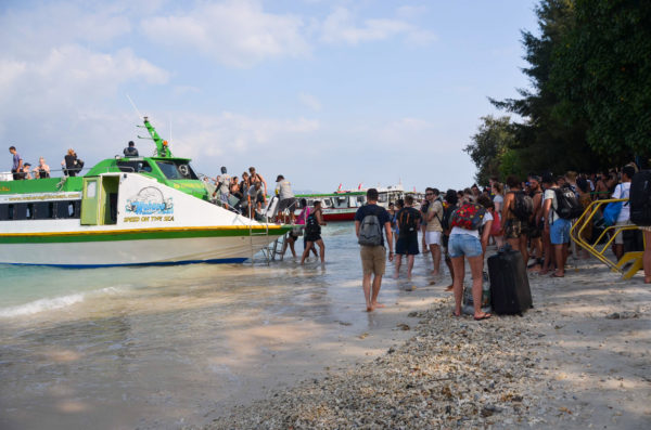 ギリ島へのボート