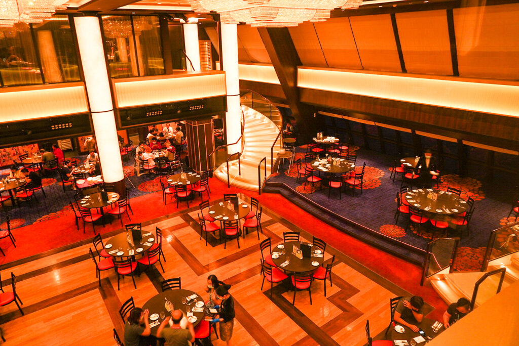 クルーズ ダイニング